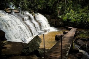 07. A região oferece várias cachoeiras para que os visitantes possam relaxar nas águas serranas; no detalhe, a Cachoeira Ronco d’Água (Foto: Divulgação/Pousada Além do Horizonte)
