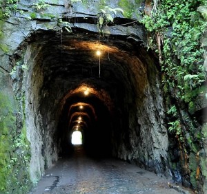 04. O Túnel que Chora - com 95 metros de extensão, 5 metros de largura e 3,5 metros de altura -  foi escavado por escravos em 1880, para dar passagem ao antigo trem da Rede Ferroviária Federal. Até hoje, dizem que ele chora de saudades (Foto: Divulgação)