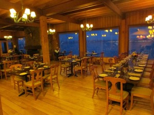 O moderno e aconchegante Mirador del Lago, restaurante do Cabaña del Lago que oferece muitos pratos à base de peixes endêmicos do Pacífico (Foto: Eduardo Oliveira)