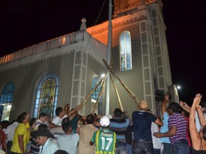 A procissão termina na Catedral de Santo Antônio com a colocação do mastro e, depois, cerca de cinco minutos de queima de fogos como parte dos festejos (Foto: Portalcampomaior)