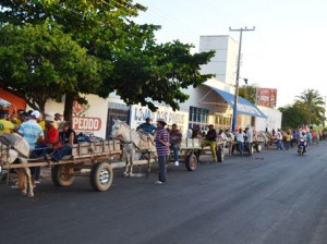 Outro evento que movimenta os festejos é a Carroçada, onde diversas carroças percorrem as principais vias da cidade até chegarem à igreja matriz (Foto: Portalcampomaior)